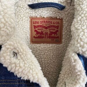 Levi Sherpa lined jean jacket size xs